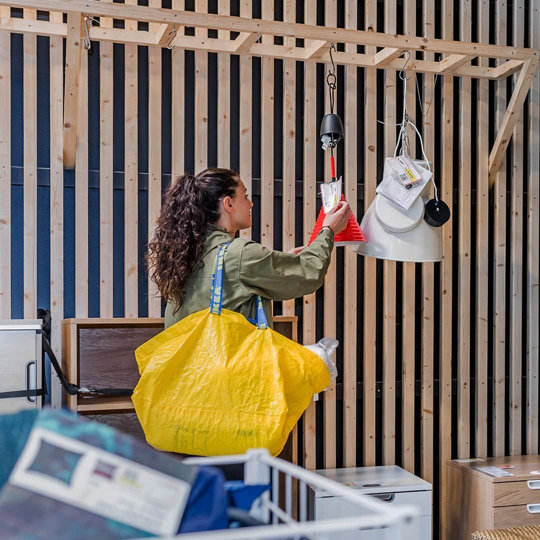 IKEA USAさんのインスタグラム写真 - (IKEA USAInstagram)「Think outside the box this Earth Month! Bring your gently-used furniture back to us – we love preloved pieces. So much so, we'll give you store credit for it and let someone else enjoy it as much as you did! Learn more at the link in bio.」4月23日 4時01分 - ikeausa