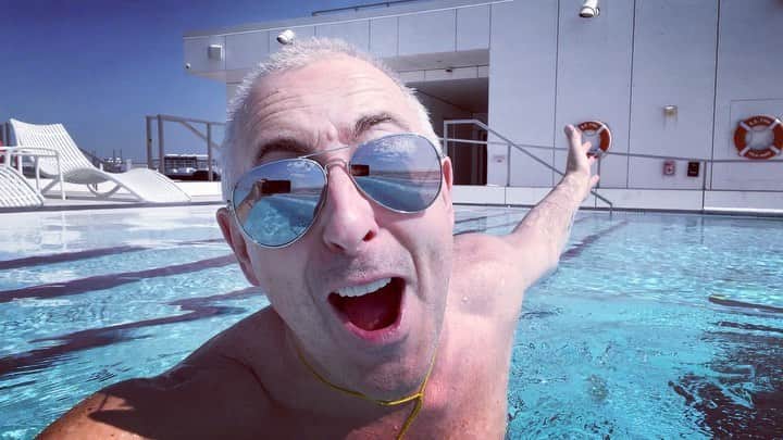 アラン・カミングのインスタグラム：「It’s Saturday Night On Broadway and I’m swimming at an airport!!!」
