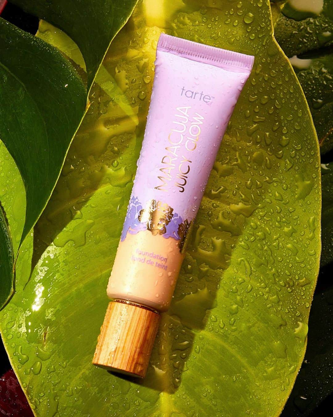 Tarte Cosmeticsさんのインスタグラム写真 - (Tarte CosmeticsInstagram)「Vegan, cruelty free, & powered by ingredients that are good for you, & good for the earth! 🌎  The maracuja oil in our products is sustainably sourced through partnership with an all-female farming cooperative in the Amazon.   By cold-pressing maracuja seeds that would normally be discarded, we’re reducing our carbon footprint while helping to empower a community of women! 🤍  For earth day, all heart to tarte donations will go toward @onetreeplanted. $1 = 1 tree!   #crueltyfree #vegan #maracuja #tartecosmetics」4月23日 4時06分 - tartecosmetics