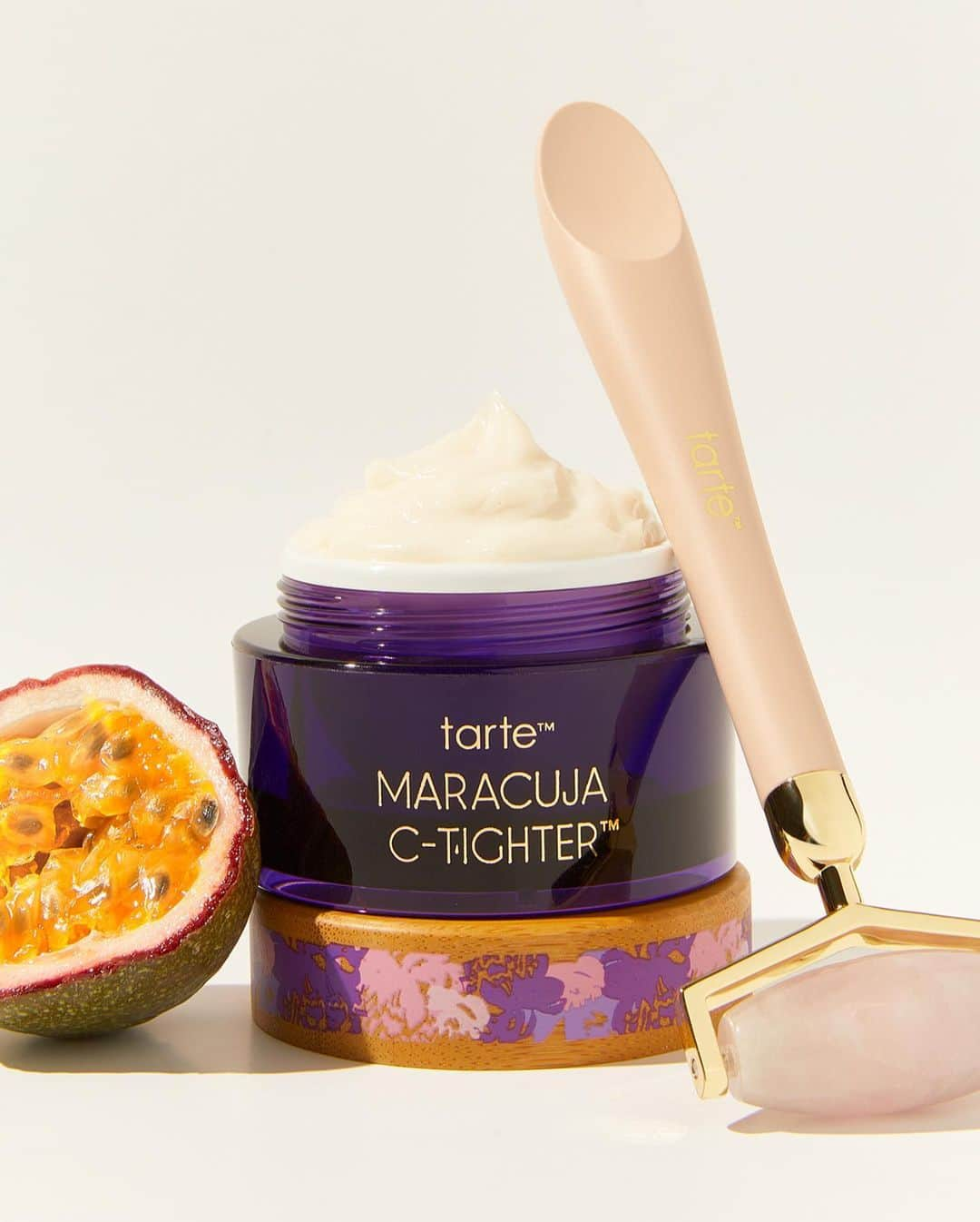 Tarte Cosmeticsさんのインスタグラム写真 - (Tarte CosmeticsInstagram)「Vegan, cruelty free, & powered by ingredients that are good for you, & good for the earth! 🌎  The maracuja oil in our products is sustainably sourced through partnership with an all-female farming cooperative in the Amazon.   By cold-pressing maracuja seeds that would normally be discarded, we’re reducing our carbon footprint while helping to empower a community of women! 🤍  For earth day, all heart to tarte donations will go toward @onetreeplanted. $1 = 1 tree!   #crueltyfree #vegan #maracuja #tartecosmetics」4月23日 4時06分 - tartecosmetics