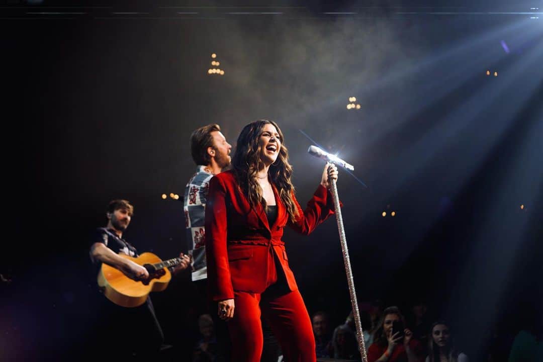 ヒラリー・スコットのインスタグラム：「Being back in Louisville last night was such a gift! #requestlinetour  📸 @hodgesusry  💄 @jessberriosartistry」