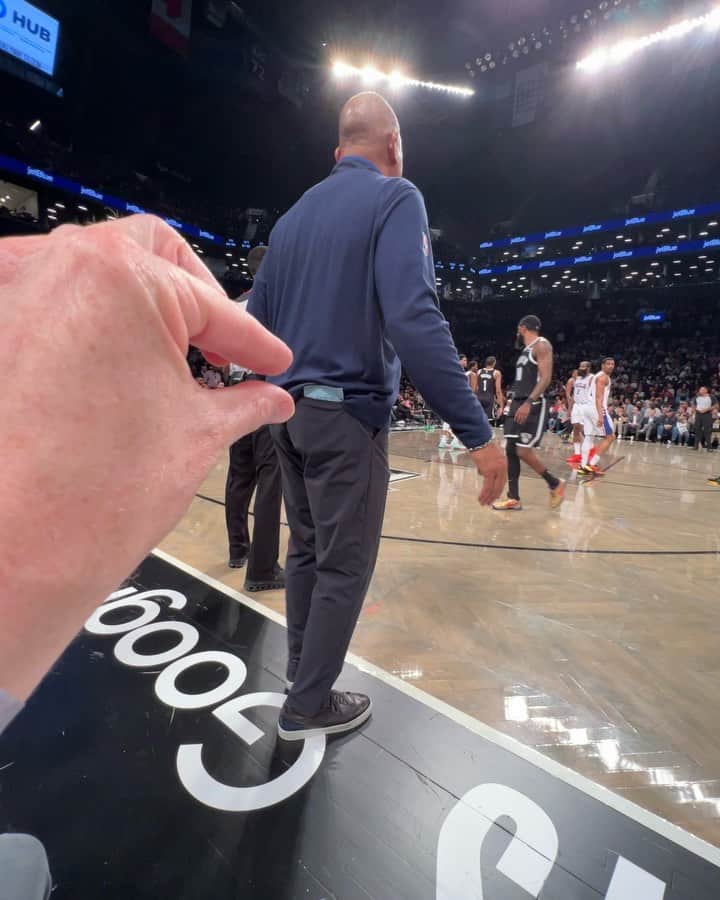 ポール・ベタニーのインスタグラム：「Me and Jen trying to help the Nets in any way we can.」