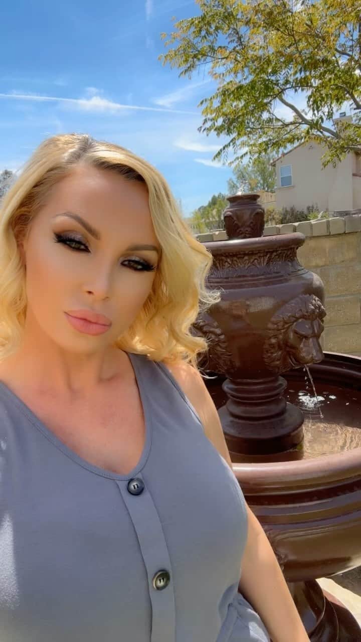 ニッキー・ベンツのインスタグラム：「I restored my water fountain. When I got this house this fountain wasn’t working. With the help of @rogerperezz we got it looking brand new, dug up ground to put electricity to it, and painted it. Now I can have my morning coffee here while I look through my IG.」