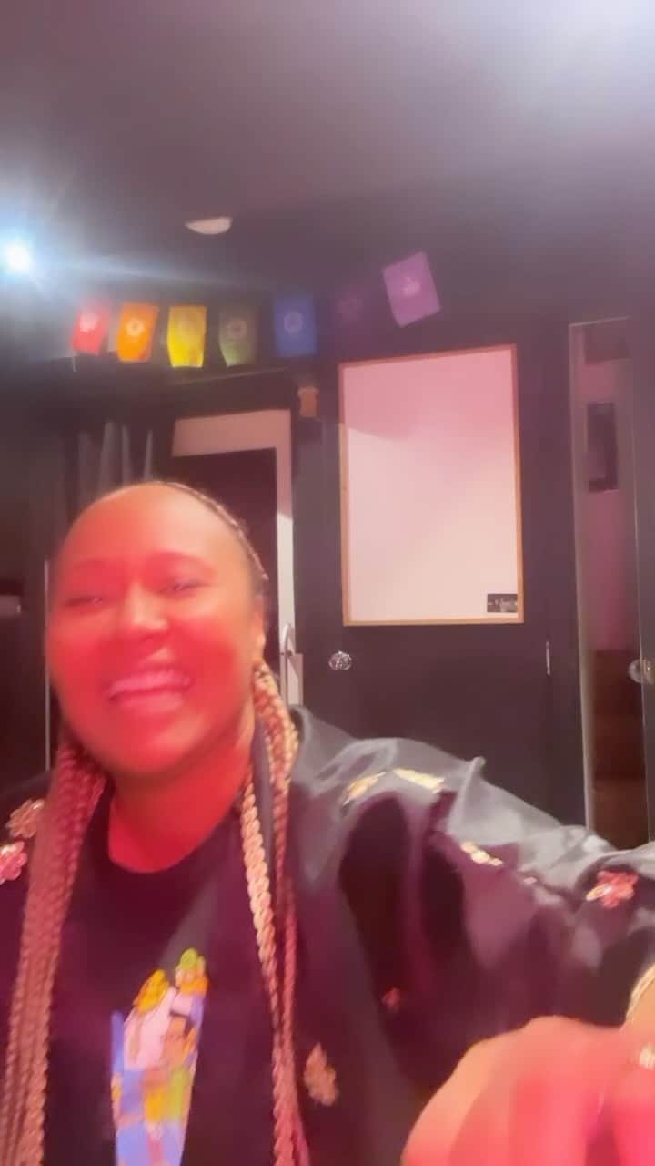 Emeli Sandéのインスタグラム：「Happy earth day!! ❤️🌍 I’m so excited to be part of @earthpercent ‘a evovinyl earth day campaign! “Buttercup” is a really special song that I wrote with the awesome @macandphil and we’re so proud to be taking action against the climate crisis alongside many fantastic artists including @coldplay @hermusicofficial @nilerodgers and Chic, @chvrches and many more!  Link in bio! Available to pre order now! 💿 🌱  #earthday #earthpercentearthday #biovinyl」