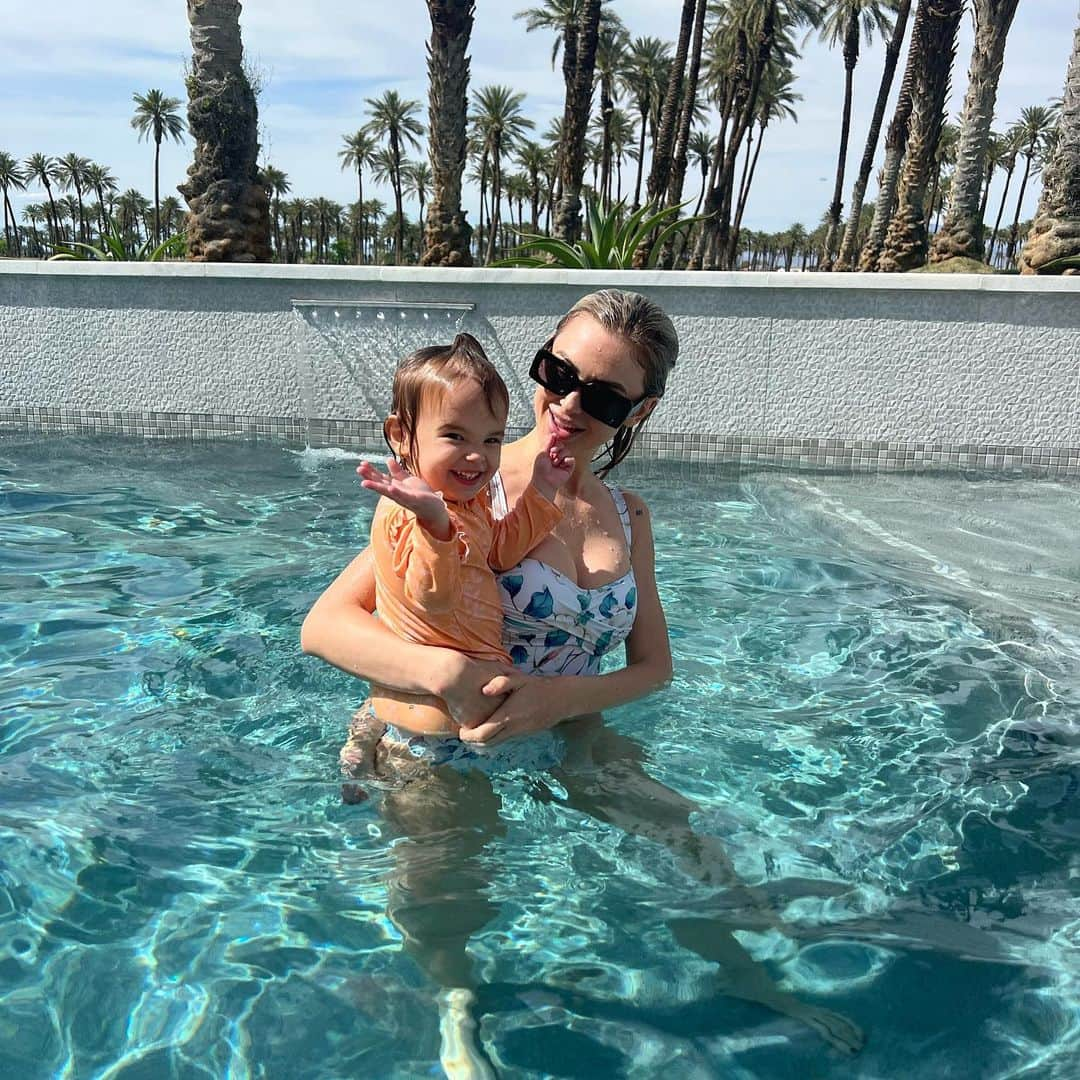 ヘザー・マクドナルドさんのインスタグラム写真 - (ヘザー・マクドナルドInstagram)「My first guests @lalakent @givethemocean in #laquinta #coachella #moms #vanderpumprules #juicyscoop #momsanddaughters」4月23日 9時49分 - heathermcdonald