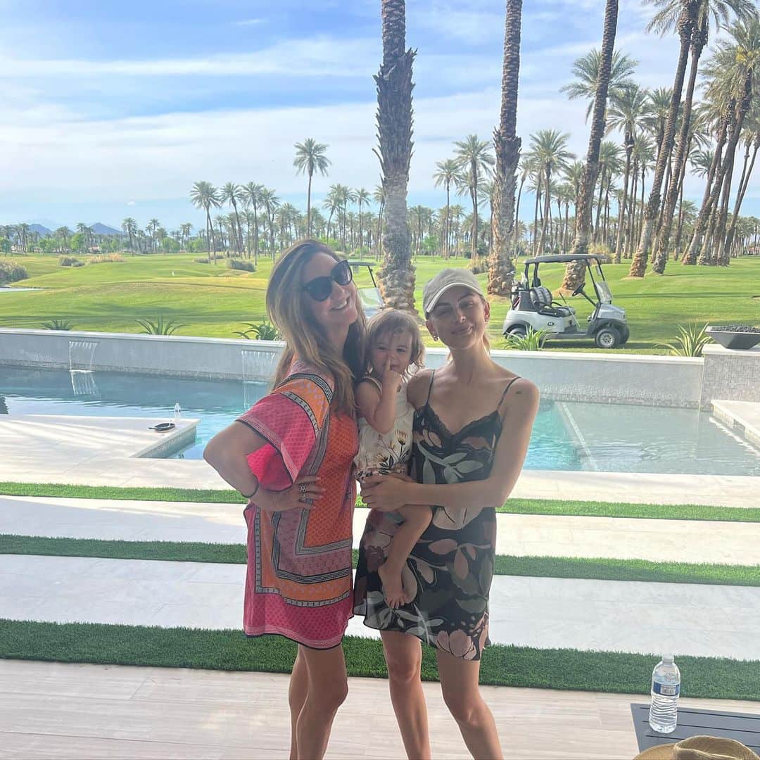 ヘザー・マクドナルドのインスタグラム：「My first guests @lalakent @givethemocean in #laquinta #coachella #moms #vanderpumprules #juicyscoop #momsanddaughters」