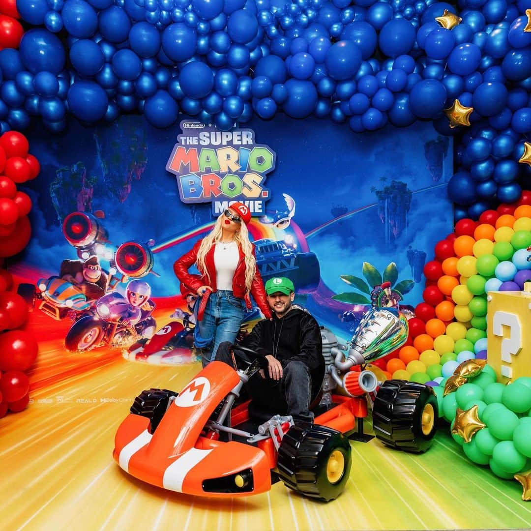 クリスティーナ・アギレラさんのインスタグラム写真 - (クリスティーナ・アギレラInstagram)「Thank you @universalpictures @arnoldalanklein and @edgar_hay_events for planning such a fun event for all of us 🍿✨」4月23日 9時55分 - xtina