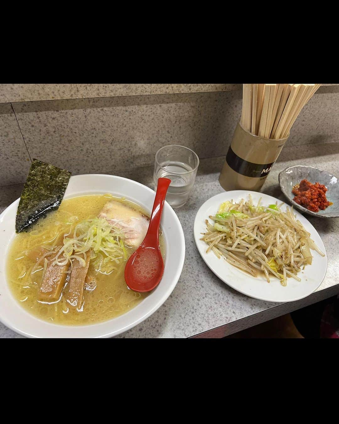 JOJO（ものまね）さんのインスタグラム写真 - (JOJO（ものまね）Instagram)「【塩ラーメン】🍜✨ 月曜日に行ったのに 水曜日にも行ってしまった🤣🤣🤣笑  だって【もやし炒め】我慢したからさ😂  塩ラーメン➕もやし炒め➕チャンジャ✨  ＼_(･ω･´)ｺﾚﾃｽﾄﾆﾃﾞﾙﾖ！ とか言っておきながら、、、  久しぶりの深夜のラーメン🍜で もやし炒め我慢したから⁝( `ᾥ´ )⁝  反動きたねw もうルーティーンになりかけたよね🤣  これじゃダメだと思って 始まる前にちゃんと食べなきゃ！  って思ったら、お客様早く来たりで 全然食べられないよね🤣🤣🤣笑  まぁ、人生色々あるから 仕方ないよね😂😂😂👍笑✨  そんな日もあるさ🤭🤭🤭 って、毎日かｯ！？🤣👍💕  #JUJUのそっくりさんJOJO #ラーメン #ラーメン好きな人と繋がりたい #ラーメンインスタグラマー #ラーメン部 #ラーメン大好き #ラーメン巡り #ラーメン女子 #ラーメン倶楽部 #ラーメンスタグラム #ラーメングラム #ラーメンジャンキー #ラーメン屋さん #ラーメン最高 #ラーメン好きと繋がりたい #ラーメン中毒 #ラーメン女子部  #ramen #ramennoodles #ラーメン好き #ラーメン🍜 #グルメスタグラム #ramenlover  #グルメ女子 #グルメ好きと繋がりたい #グルメ好きな人と繋がりたい #グルメ部 #東京ラーメン #食テロ #麺テロ 😁🍜💗」4月23日 4時33分 - jojo_monomane