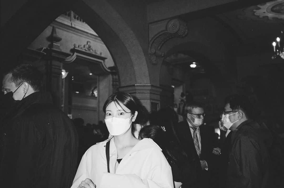 のインスタグラム：「. ご縁を繋ぐ、 ということについて、考えていた、  カナダでの生活は、 言葉も伝わらない、 生活するにも分からないことだらけで、 みんなもう建前を捨て、剥き出しの状態にならざるを得なかったというのもある。笑 だからこそ、支え合うことや助け合うことを、 自然としていたように思う。  プライベートも仕事も、長いこと同じ場所で過ごすという特殊な環境で、 色んな面を見ることもあった。  たとえ人の不安定な状態を見ても、やばいやつだとか、そこだけで判断しないで、 心から心配して、それぞれのやり方で寄り添って、絶対に一人にさせない、そばにいる、愛のある人が多かった。 (実は本人も色々あったとしても!)  もちろんお仕事で呼ばれたわけで、 本当に性格が合う人たちだけが集まったわけではないと思うけど笑、 そんな中でも違いを認め合って、ときにちょっぴり衝突もあったりしながら。  経験した人にしかわからない分、外から想像で色々言われてしまうこともあるけれど。  たくさん与えてもらった、たくさん助けてもらった、 当たり前じゃないそのことをずっと忘れずに、 時間をかけて何度もありがとうの気持ちを伝えていく、 それが縁を繋いでいくということかもしれない、 とか。  日本にいるときだけ気にかけてくれる人、カナダにいるときだけ気にかけてくれる人、調子の良い自分だけ愛してくれる人、 ううん、そんなんじゃない、 関係性、年齢や役職を超え、 ただ人間として関わり合い、会話をすることができる、 ファミリーって感じ！と言ってる人もいた、  人やものごとを一面的ではなく、多面的に見れる 細やかで豊かな人たち  Shōgun公開、楽しみですね。  私は言葉にすることで救われること、 そして言葉に救われることが多いからこうして長くなっても書いてしまったよ。  less is moreを唱えるあの人も、大切なことはしっかりと伝えてくれた。 口数少なくいるべきところとそうでないところの棲み分け。 noteに書きたかったよ。(?)  いまネコがめっちゃ寝言を言ってるよ。5年一緒にいるけど初めて聞いたよ。どんな部分もかわいいな、愛しいな、 🐱」