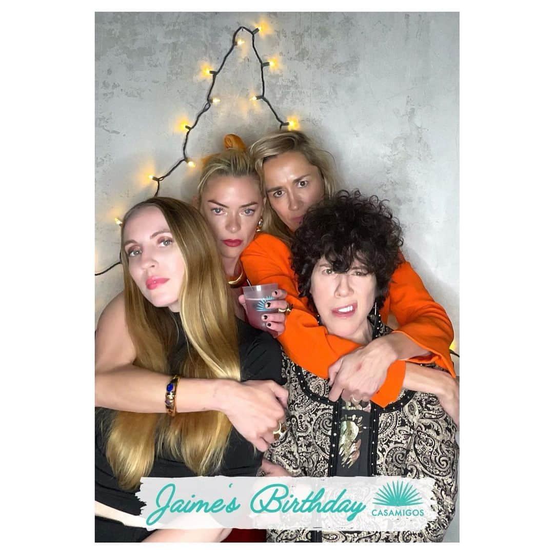 ジェイミー・キングのインスタグラム：「💚🎂💚 @jaime_king @iamlpofficial @emmacom @contessa.redfern 💚💚 @casamigos #HooliganDreamers 💚」