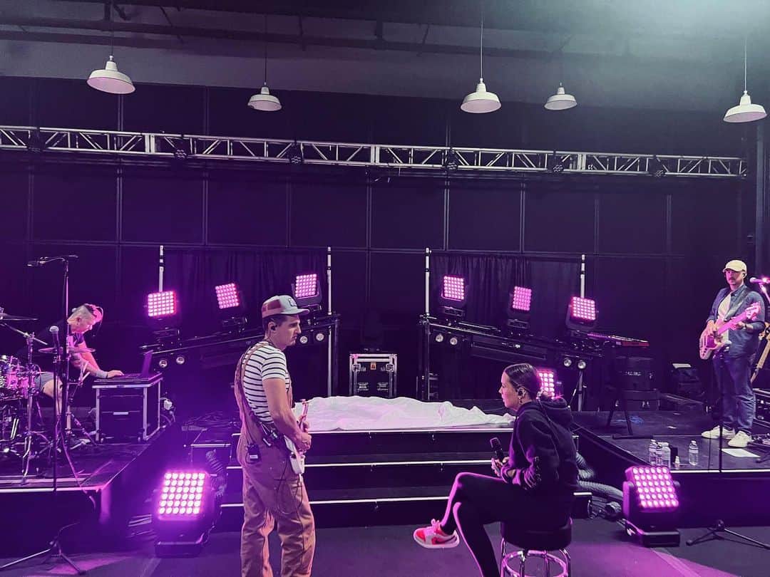 ギャビー・バレットのインスタグラム：「Been hard at work rehearsing & getting a solid show down for y’all this year. STARTS TONIGHTTTTT!  Let’s go Vidalia GA!!!! Go get your tickets to come see us this year… unreleased music from Album #2 may or may not be in the show ;)」