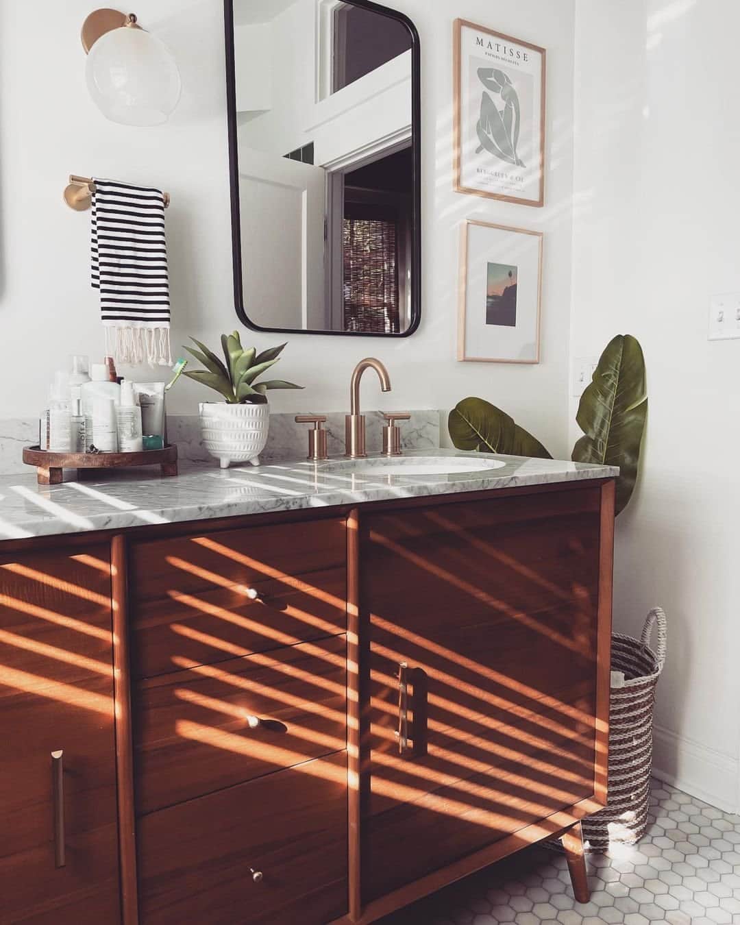 west elmさんのインスタグラム写真 - (west elmInstagram)「Your mid-century vanities 🤝 sunshine. Swipe for more bath styling ideas featuring our classic storage solution and tap to shop! Shared by @hellorefuge, @our.nyc.reno, @dinamccarty, @thechathamcollective, and @thelawrencecompany #mywestelm」4月23日 5時00分 - westelm