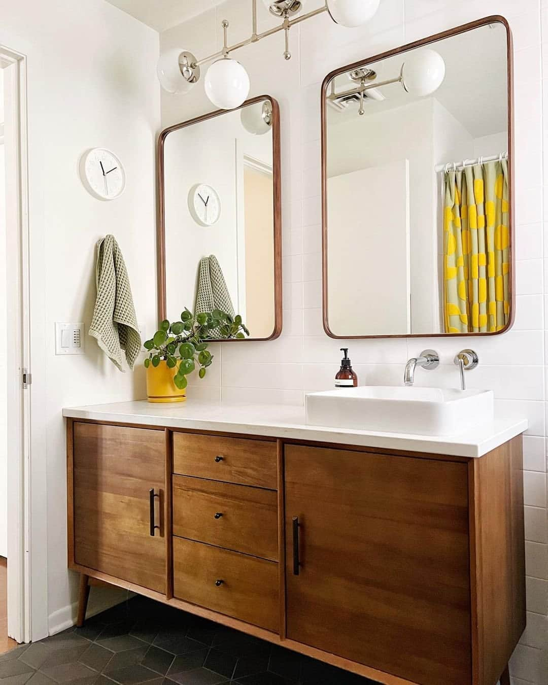 west elmさんのインスタグラム写真 - (west elmInstagram)「Your mid-century vanities 🤝 sunshine. Swipe for more bath styling ideas featuring our classic storage solution and tap to shop! Shared by @hellorefuge, @our.nyc.reno, @dinamccarty, @thechathamcollective, and @thelawrencecompany #mywestelm」4月23日 5時00分 - westelm