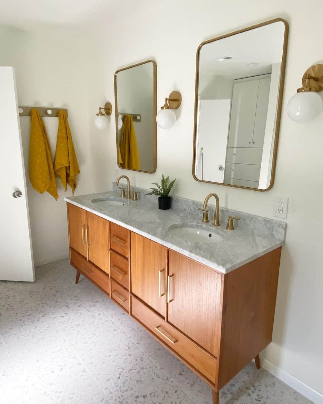 west elmさんのインスタグラム写真 - (west elmInstagram)「Your mid-century vanities 🤝 sunshine. Swipe for more bath styling ideas featuring our classic storage solution and tap to shop! Shared by @hellorefuge, @our.nyc.reno, @dinamccarty, @thechathamcollective, and @thelawrencecompany #mywestelm」4月23日 5時00分 - westelm