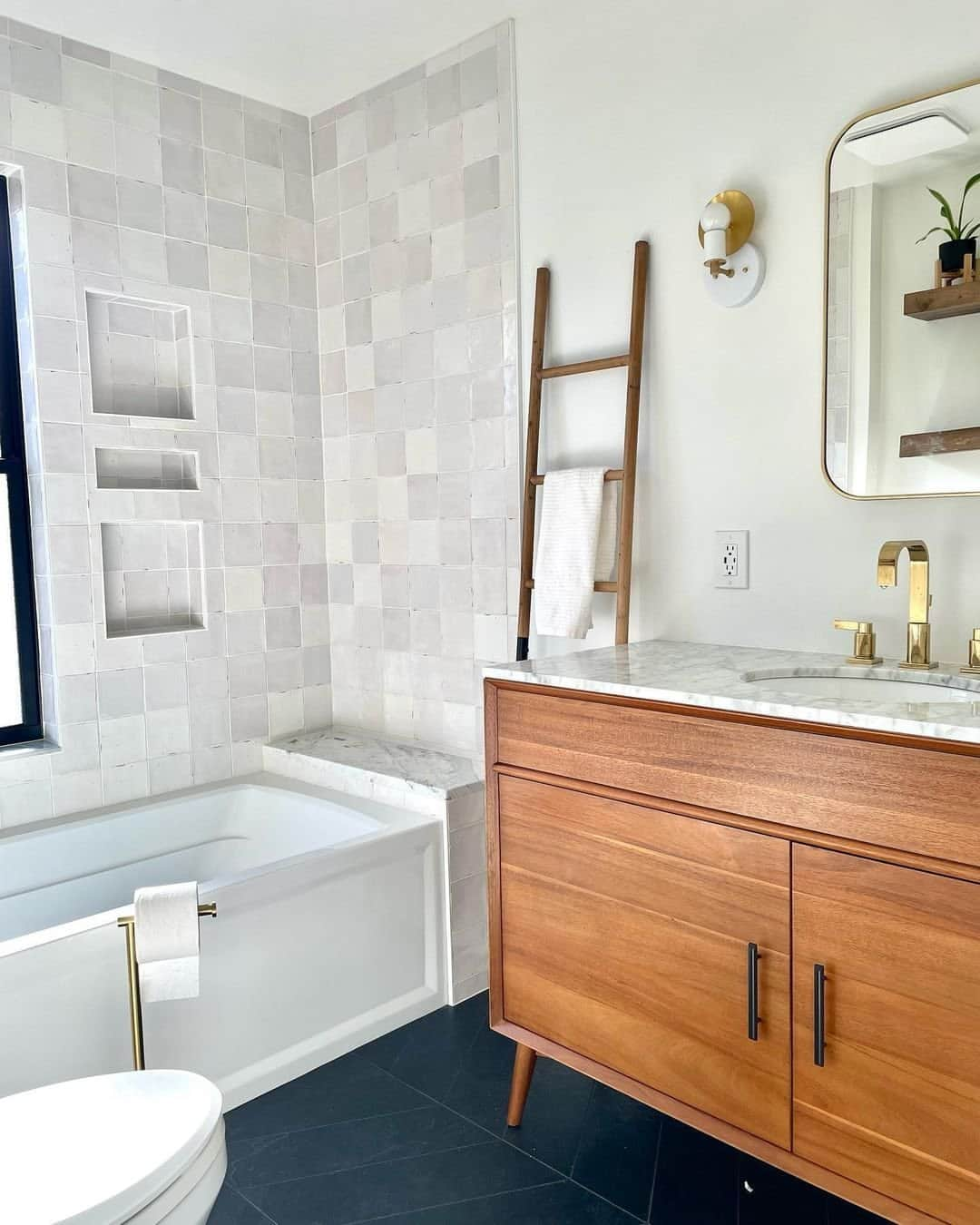 west elmさんのインスタグラム写真 - (west elmInstagram)「Your mid-century vanities 🤝 sunshine. Swipe for more bath styling ideas featuring our classic storage solution and tap to shop! Shared by @hellorefuge, @our.nyc.reno, @dinamccarty, @thechathamcollective, and @thelawrencecompany #mywestelm」4月23日 5時00分 - westelm