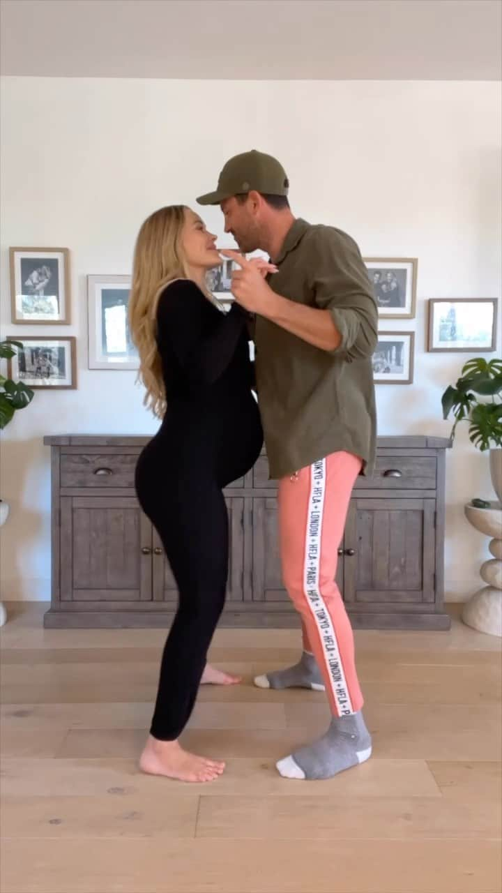 Peta Murgatroydのインスタグラム：「A lil Living Room Lovin never hurt nobody 💋  Happy Saturday Everyone!   #dancecouple #momanddad #32weekspregnant #pregnant #dilf」