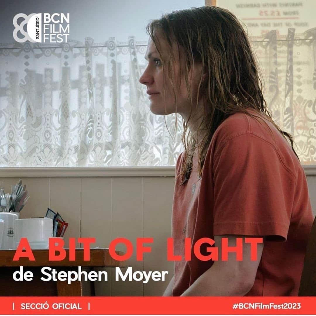 アンナ・パキンのインスタグラム：「I’m so sad I can’t be there in person but am so proud of our entire team who made @abitoflightfilm possible.  #indiefilmmaking #legitindiefilms   Posted @withregram •   @stephenmoyer @abitoflightfilm is playing three times over the next three days at the Barcelona Film Festival starting today @bcnfilmfestival  I’m very very sorry I can’t be there because it’s my favourite city in the world 😫😫😫  Here is a link for tickets if you happen to be in Barca  https://www.bcnfilmfest.com/en/official-selection/2023/bit-light  @_annapaquin  @thisisraywinstone  @pippabennettwarner  @youssefkerkourofficial  @luca_hogan_13  @rebeccajcallard  @peteallibone  @phinglynn  @axelkuschevatzk  @infinityhill_  @lucindarthakrar  @picperfmovies  @nikkihughesmua  @rafajlh @oscargarth @hermione_sylvester @joestringer.mov」