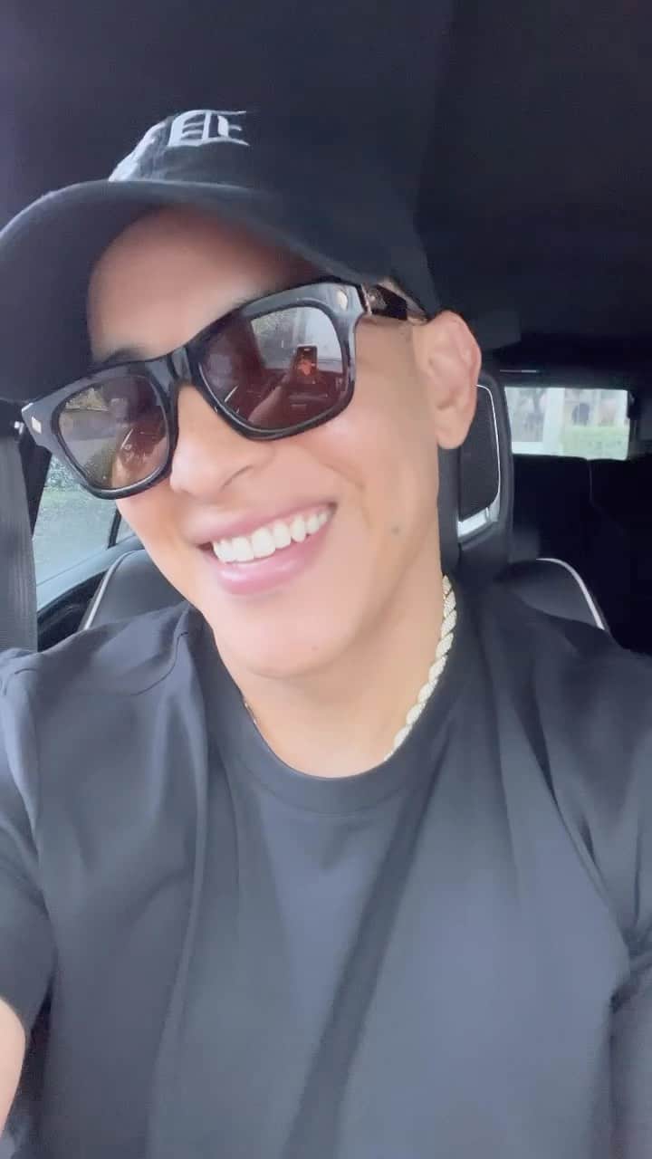 ダディー・ヤンキーのインスタグラム：「Gracias a todos por su cariño, les prometo el cierre más grande de mi carrera . No se sentarán, ustedes saben ya ! Nos vemos en #LAMETA 🇵🇷 #soldout #legendaddy」