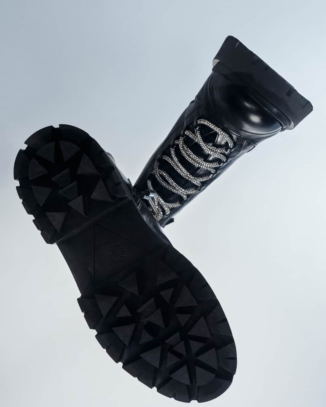 のインスタグラム：「O novo cordão de malha de brilho irá transformar suas produções, garantindo um toque glam. Aposte!   #Schutz #SchutzTratoradas #SchutzSneakers」