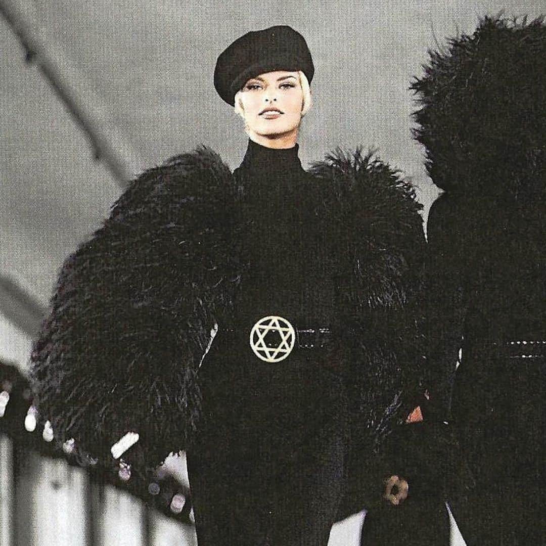 アイザックミズラヒのインスタグラム：「Linda Evangelista proves that an all-black outfit can be iconic in an Isaac Mizrahi original. This is the perfect combination of elegance and edginess for a night out. 🖤」