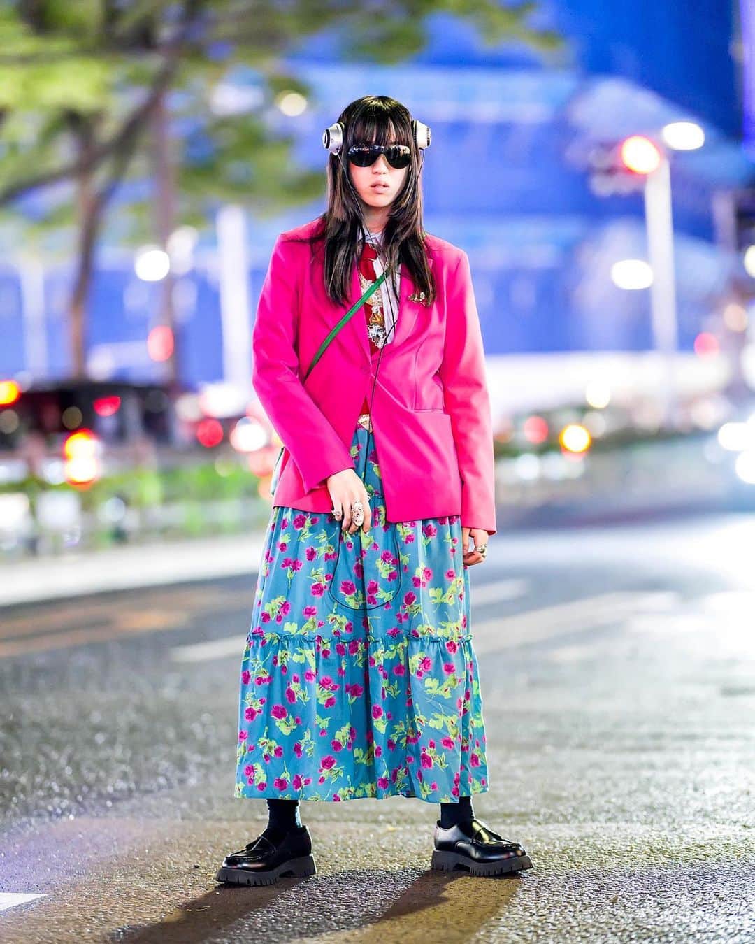 Harajuku Japanさんのインスタグラム写真 - (Harajuku JapanInstagram)「19-year-old Japanese fashion brand staffer, model, and Tokyo street style personality Mapi (@mob_official_mapi) on the street in Harajuku tonight. He's wearing a bright pink blazer purchased at a flea market over a vintage top, headphones, a vintage skirt, vintage bag, rings and accessories from Pays Des Fees, Armani, and vintage shops, and vintage shoes. His favorite fashion brand is @PaysDesFees_Nakano_Broadway (where he works) and he likes the music of Kiss.」4月23日 5時40分 - tokyofashion