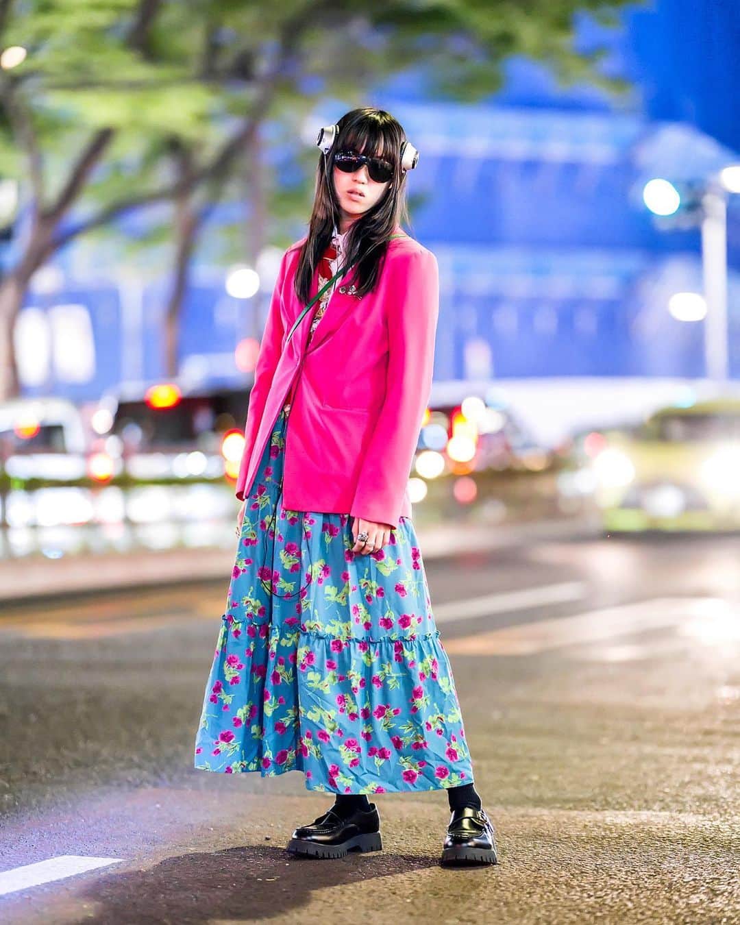 Harajuku Japanさんのインスタグラム写真 - (Harajuku JapanInstagram)「19-year-old Japanese fashion brand staffer, model, and Tokyo street style personality Mapi (@mob_official_mapi) on the street in Harajuku tonight. He's wearing a bright pink blazer purchased at a flea market over a vintage top, headphones, a vintage skirt, vintage bag, rings and accessories from Pays Des Fees, Armani, and vintage shops, and vintage shoes. His favorite fashion brand is @PaysDesFees_Nakano_Broadway (where he works) and he likes the music of Kiss.」4月23日 5時40分 - tokyofashion
