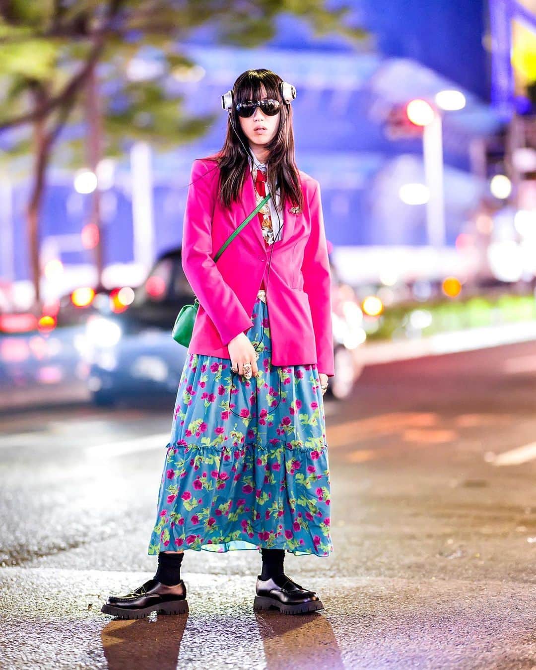 Harajuku Japanのインスタグラム：「19-year-old Japanese fashion brand staffer, model, and Tokyo street style personality Mapi (@mob_official_mapi) on the street in Harajuku tonight. He's wearing a bright pink blazer purchased at a flea market over a vintage top, headphones, a vintage skirt, vintage bag, rings and accessories from Pays Des Fees, Armani, and vintage shops, and vintage shoes. His favorite fashion brand is @PaysDesFees_Nakano_Broadway (where he works) and he likes the music of Kiss.」