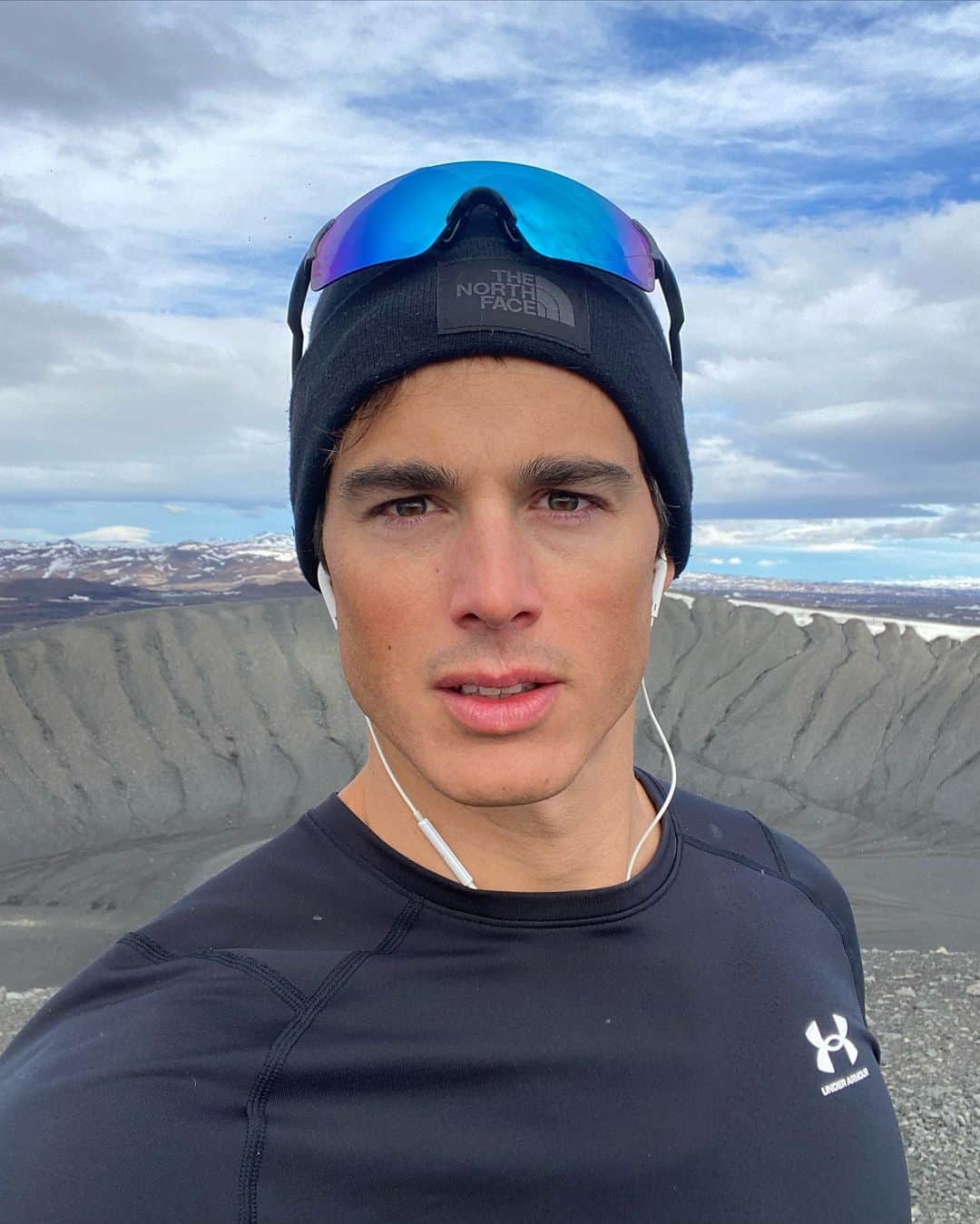 のインスタグラム：「Black + Blue (+white) on top of a crater.  A reminder that we are so infinitesimally small on this planet and in this universe. And yet we experience everything through our own, individual consciousness. In that respect, we are everything and all there is.」
