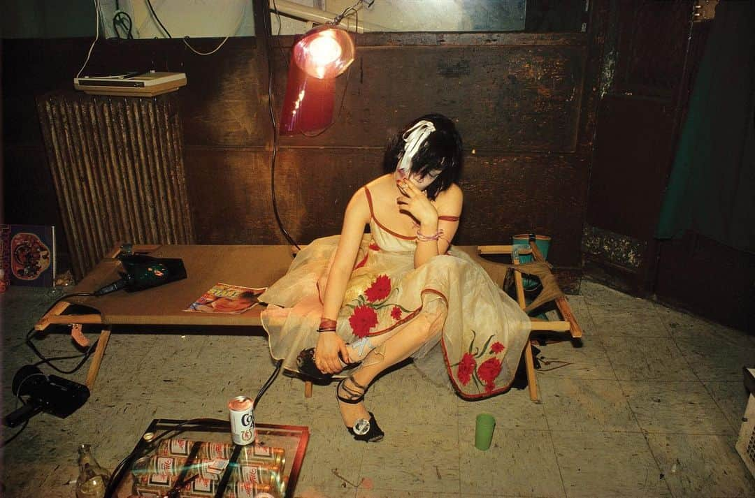 大森美希さんのインスタグラム写真 - (大森美希Instagram)「Nan Goldin, Trixie on the Cot, New York City, 1979  #nangoldin #newyork #nyc #photography #photographer #art #contemporaryart #contemporaryphotography #fashion #fashionphotography #americanphotographer   #ナンゴールディン #写真 #フォトグラファー #写真家 #アート #芸術 #コンテンポラリーアート #ニューヨーク #ファッション #ドラァグクイーン #ゲイ #トランスジェンダー #ジェンダー #セクシャリティ #モード」4月23日 5時41分 - mikiomori_