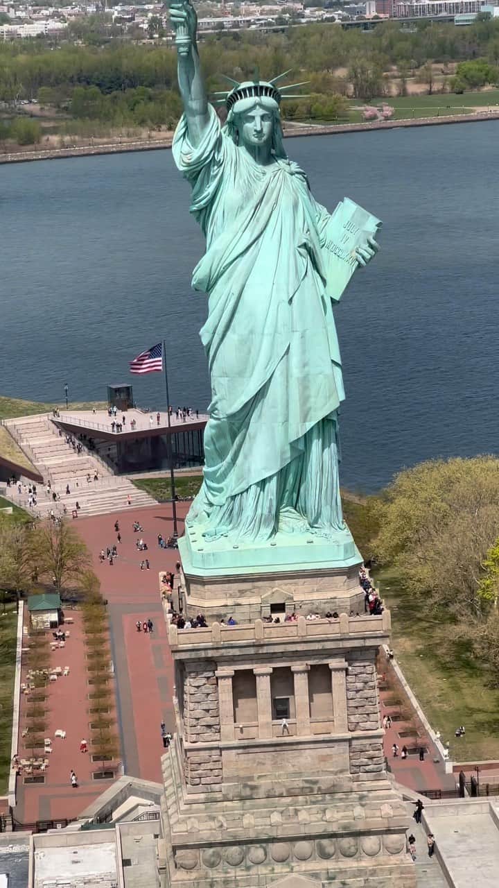 nyonairのインスタグラム：「Beautiful flights all day 😍   #reels #reelsinstagram #nyc #newyorkcity」