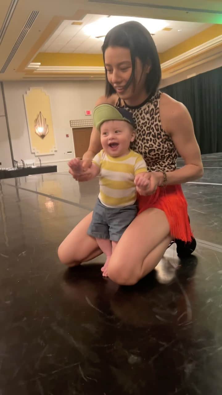 ジェシカのインスタグラム：「Teach them young 😜 #7monthsold」