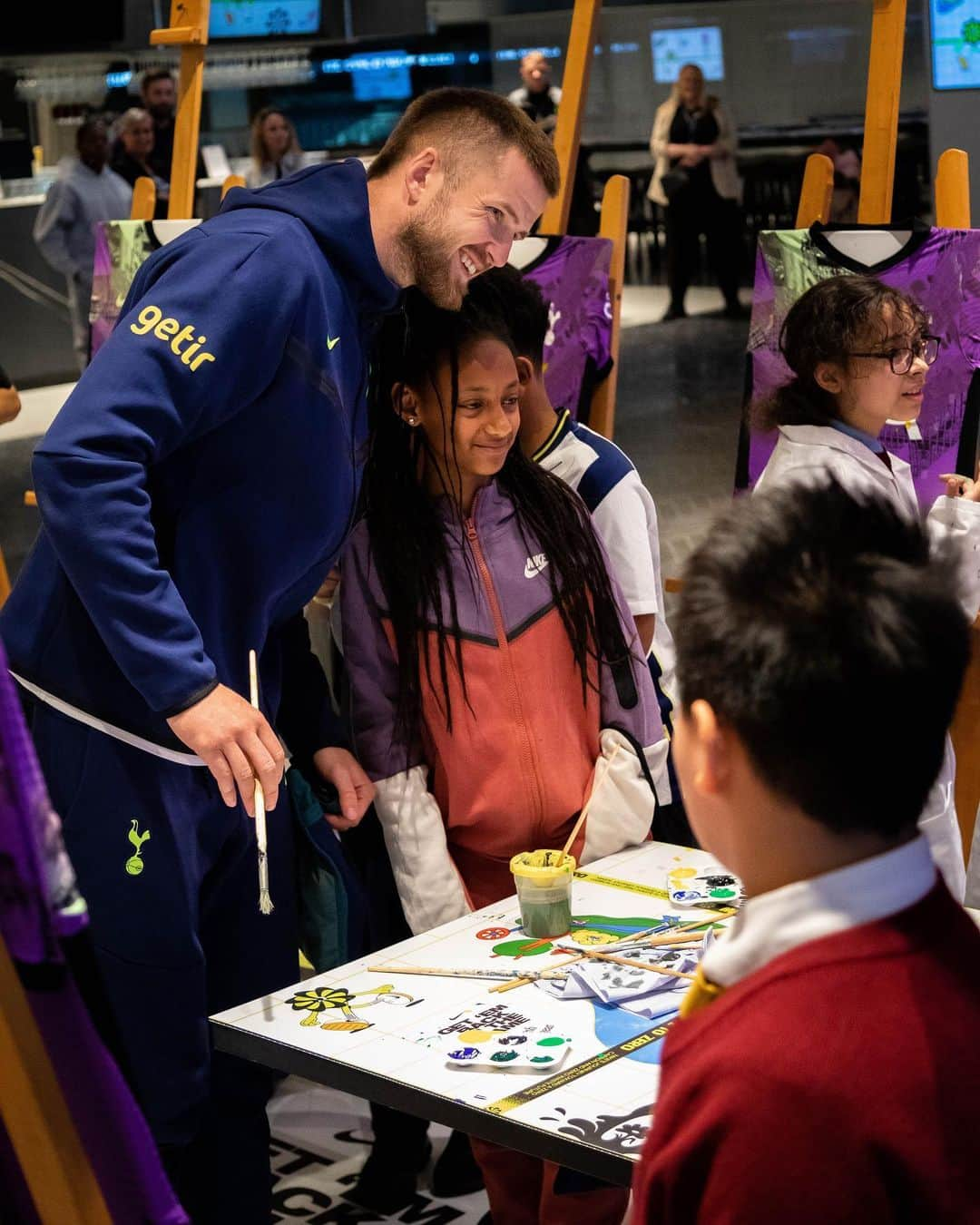 エリック・ダイアーさんのインスタグラム写真 - (エリック・ダイアーInstagram)「This Earth Day I took the #MoveToZeroChallenge and got old gear back in the game with @nikefootball and kids from the Tottenham Hotspur Foundation. We turned last seasons kit into bucket hats, bags & artwork.  Now it’s your turn. Take the #MoveToZeroChallenge, then call on your mates to do the same. Comeback season is about to begin. Happy Earth Day everyone! ♻ 🌍 🤝 ⚽」4月23日 6時02分 - ericdier15