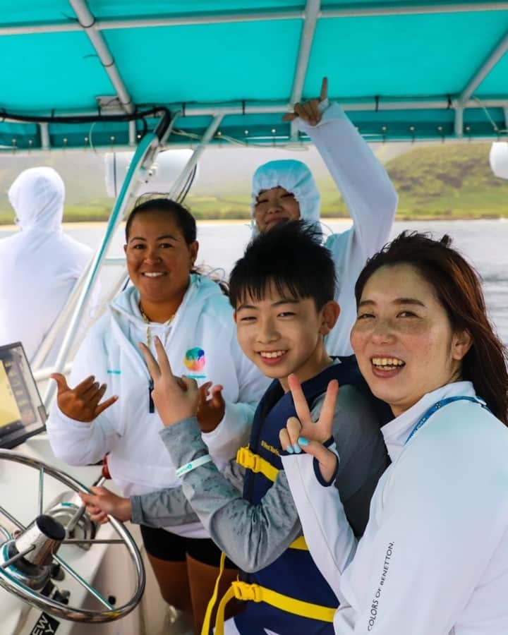 And Youさんのインスタグラム写真 - (And YouInstagram)「The world is so small and yet so incredibly big. On the island of Hawaii, we get the privilege of meeting people from all over the globe - travelers, locals, and more! It's an amazing feeling to know that no matter where you are, you can always find a connection with someone. We love getting to hear stories and learn about different cultures and experiences. #TravelMore #ConnectMore #LoveMore」4月23日 6時02分 - dolphinsandyou