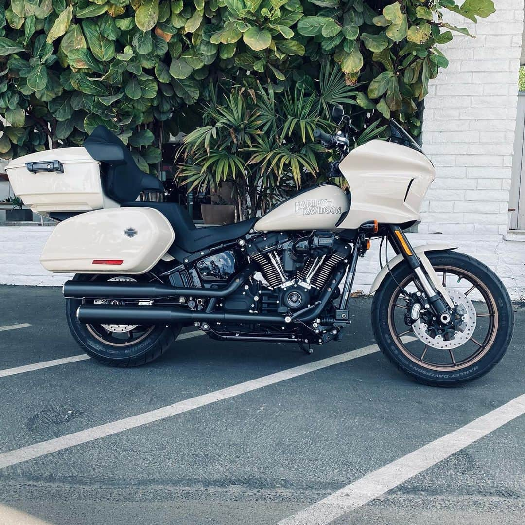 タイラー・ポジーさんのインスタグラム写真 - (タイラー・ポジーInstagram)「Upgraded with the Advanblack king tour pack so my baby girl can be a comfy baby girl, baby girl. Also really turns the ST into a real touring bike. Love the saddle bags but they dont hold too much. The king tour pack even holds two helmets. And the whole tour pack is removable in case you want to lighten the load. I feel like a king」4月23日 6時06分 - tylerposey58