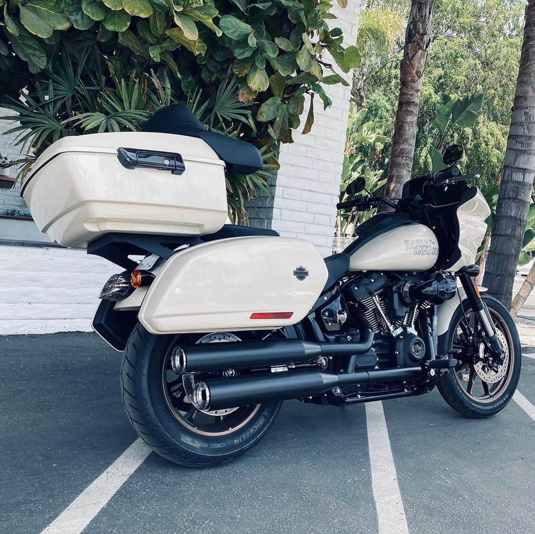 タイラー・ポジーさんのインスタグラム写真 - (タイラー・ポジーInstagram)「Upgraded with the Advanblack king tour pack so my baby girl can be a comfy baby girl, baby girl. Also really turns the ST into a real touring bike. Love the saddle bags but they dont hold too much. The king tour pack even holds two helmets. And the whole tour pack is removable in case you want to lighten the load. I feel like a king」4月23日 6時06分 - tylerposey58