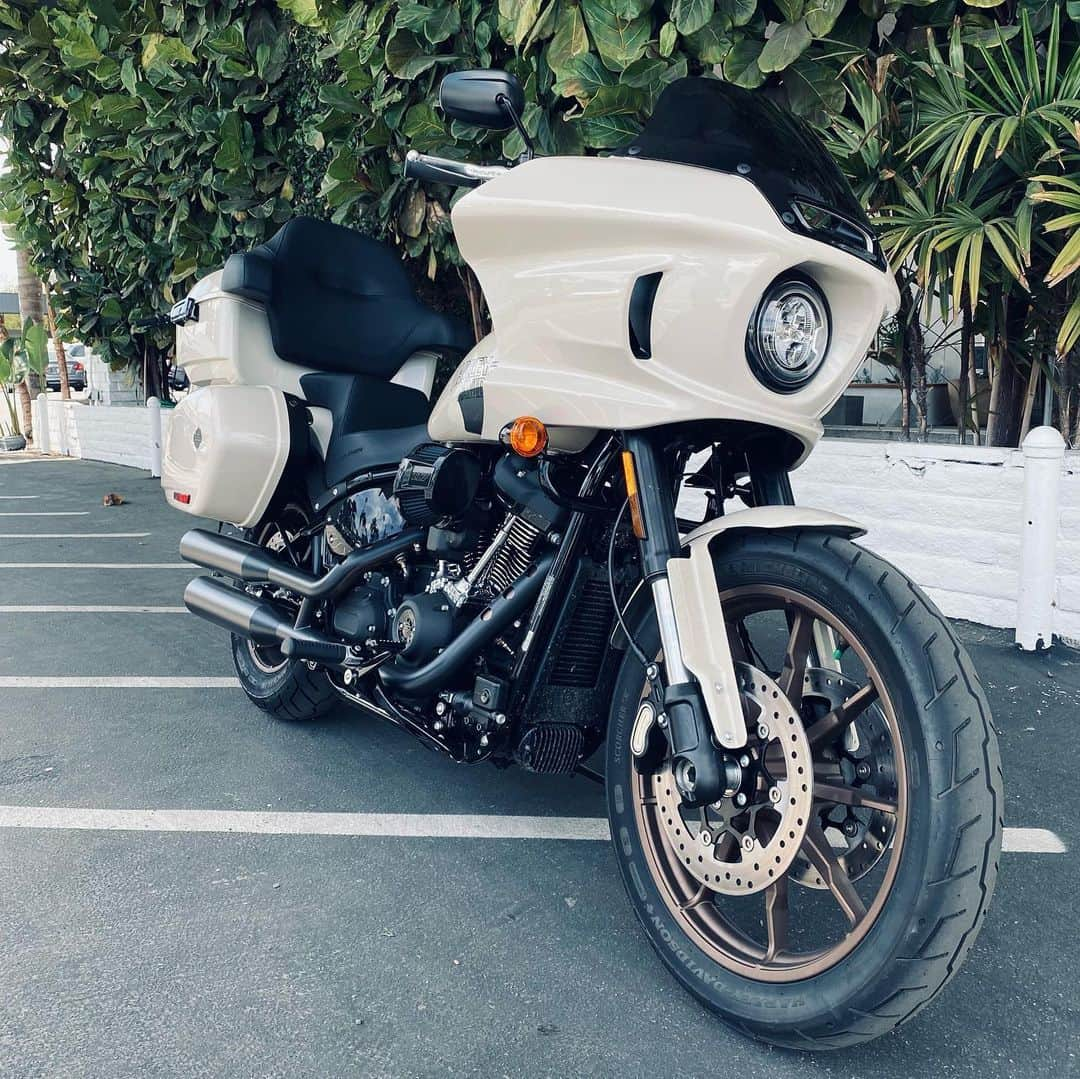 タイラー・ポジーのインスタグラム：「Upgraded with the Advanblack king tour pack so my baby girl can be a comfy baby girl, baby girl. Also really turns the ST into a real touring bike. Love the saddle bags but they dont hold too much. The king tour pack even holds two helmets. And the whole tour pack is removable in case you want to lighten the load. I feel like a king」