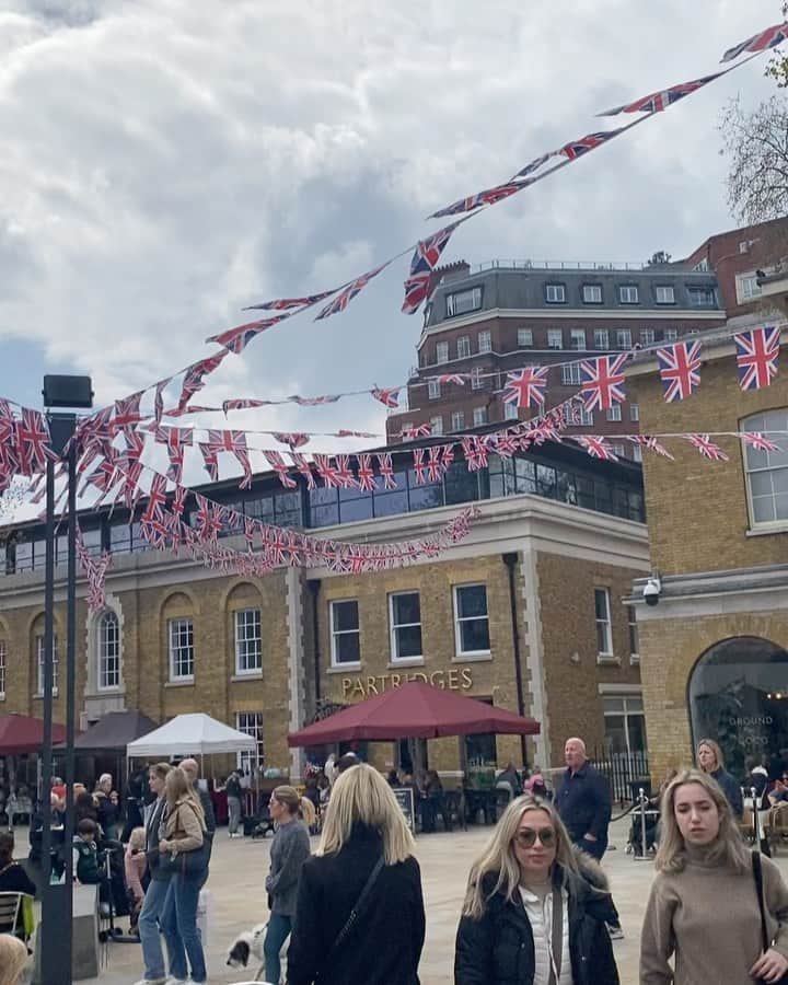 秋元玲奈のインスタグラム：「Getting ready for the big day👑🇬🇧  広場やお店などの至るところに国旗が掲げられ、王の戴冠式の準備が着々と進められています。  #london #londonlife #coronation #kingcharles  #dukeofyorksquare  #partridges」
