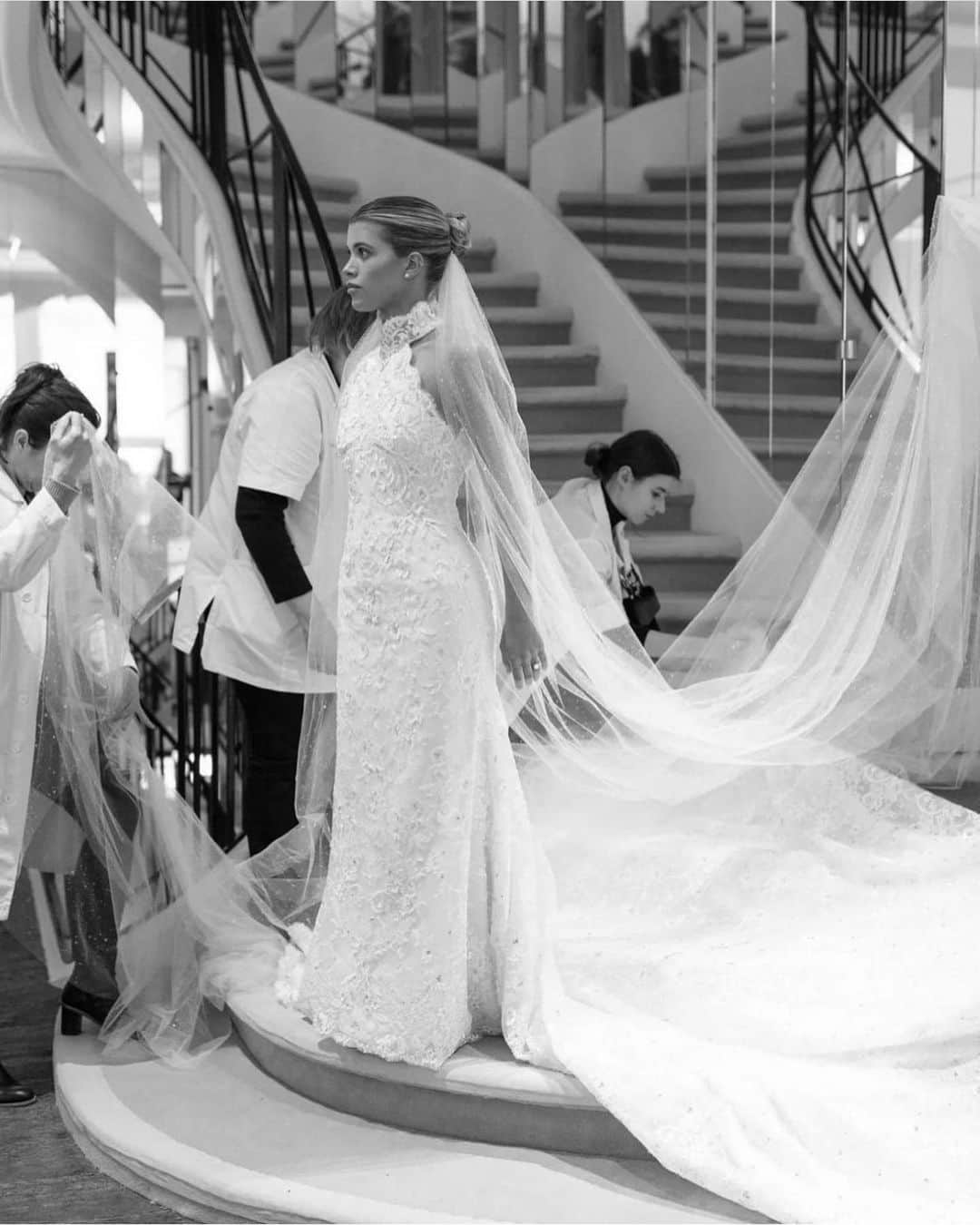 Wedding ?さんのインスタグラム写真 - (Wedding ?Instagram)「Married! @sofiarichie and @elliot got married! She wore 3 Chanel custom made dresses ❤️ which one do you like the most? Ph @emilliewhitephotography  @voguemagazine」4月23日 6時27分 - weddingideas_brides