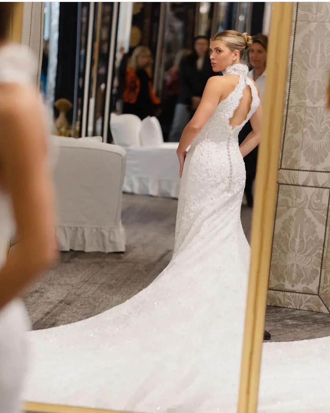 Wedding ?さんのインスタグラム写真 - (Wedding ?Instagram)「Married! @sofiarichie and @elliot got married! She wore 3 Chanel custom made dresses ❤️ which one do you like the most? Ph @emilliewhitephotography  @voguemagazine」4月23日 6時27分 - weddingideas_brides