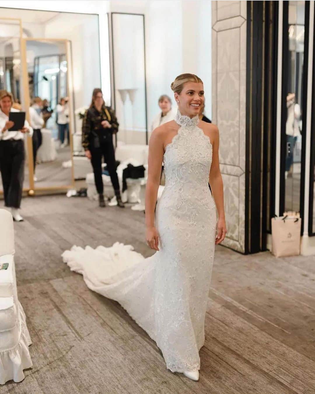 Wedding ?さんのインスタグラム写真 - (Wedding ?Instagram)「Married! @sofiarichie and @elliot got married! She wore 3 Chanel custom made dresses ❤️ which one do you like the most? Ph @emilliewhitephotography  @voguemagazine」4月23日 6時27分 - weddingideas_brides