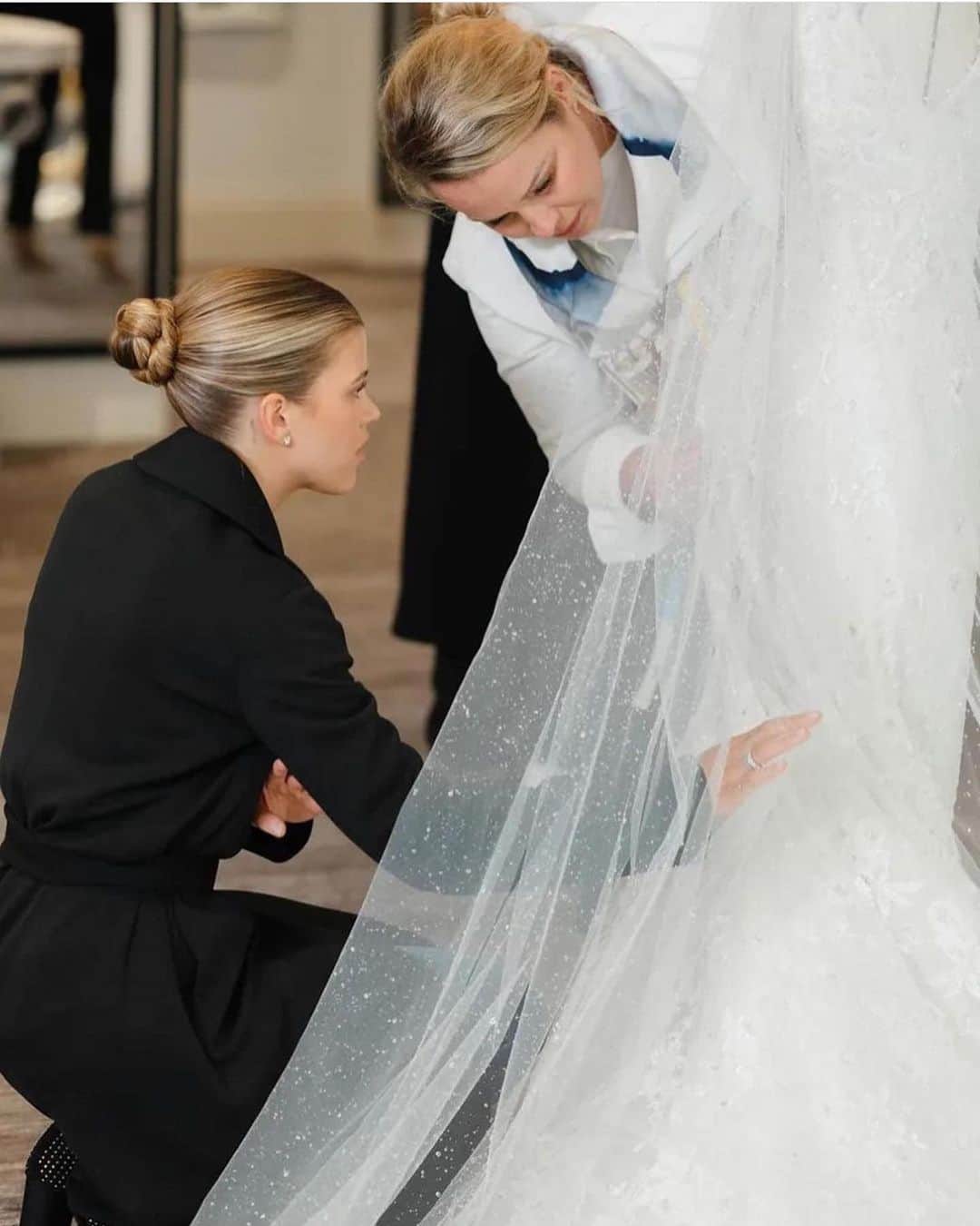 Wedding ?さんのインスタグラム写真 - (Wedding ?Instagram)「Married! @sofiarichie and @elliot got married! She wore 3 Chanel custom made dresses ❤️ which one do you like the most? Ph @emilliewhitephotography  @voguemagazine」4月23日 6時27分 - weddingideas_brides