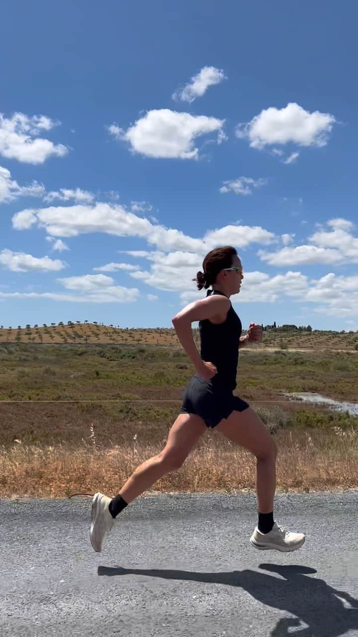 のインスタグラム：「Double run day 🔥 Hanging in there. Only two weeks left until going to Japan for the WTCS Yokohama 🇯🇵 Always excited for my home race!  ポルトガルでのトレーニングもあと2週間ほど。いよいよ来月に迫った世界シリーズ横浜大会に向けて準備しています。やっぱり日本でのレースはいつでも楽しみ😊 #トライアスロン」