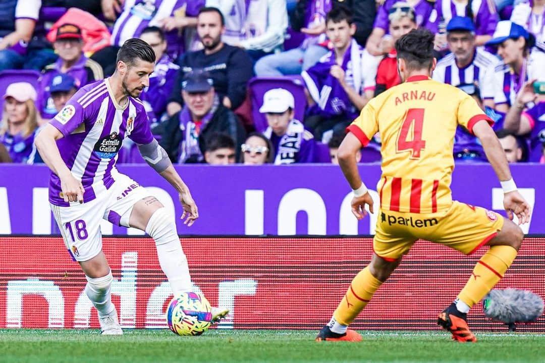 セルヒオ・エスクデロのインスタグラム：「Gran trabajo de todo el equipo 💪🏼 Victoria importantísima en nuestra casa! A seguir sumando!! ⚪️🟣⚽️」