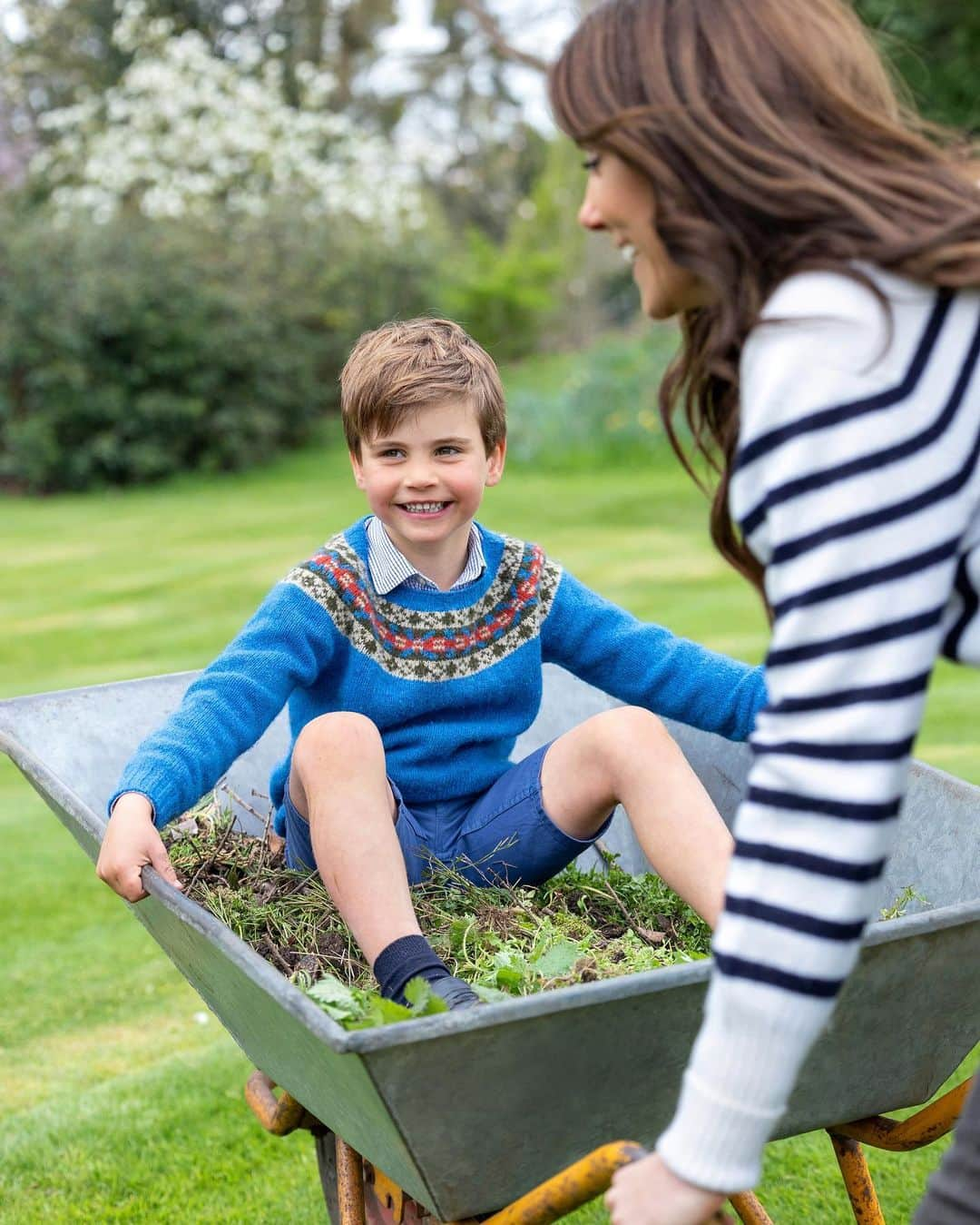 ウィリアム（ケンブリッジ公）さんのインスタグラム写真 - (ウィリアム（ケンブリッジ公）Instagram)「Someone’s turning 5 tomorrow… 🎂 🥳   A very happy birthday to Prince Louis.  📸 @milliepilkingtonphotography」4月23日 6時28分 - princeandprincessofwales