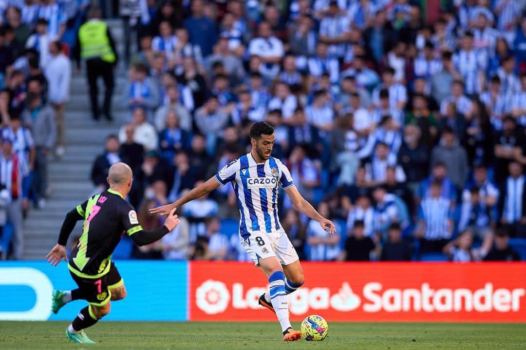 ミケル・メリノのインスタグラム：「150 partidos en @laliga con la @realsociedad !! Y 54 puntos a falta de 8 jornadas! Gracias a todos por el apoyo! Gran trabajo de todos para remontar y ya pensando en el martes. Juntos hasta el final! Vamos! 💪🏽⚪️🔵」