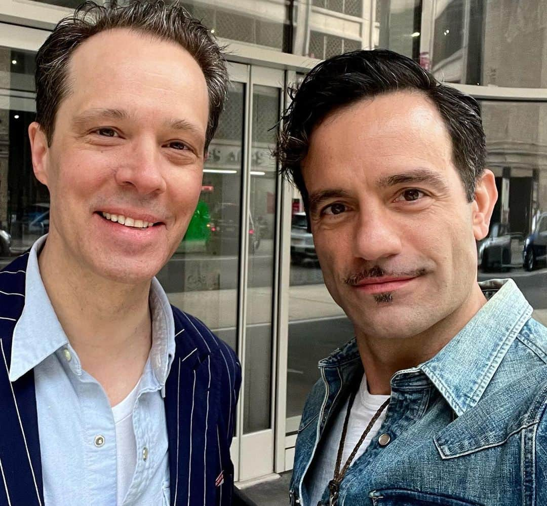 ラミン・カリムルーのインスタグラム：「Great to see THE PHANTOM @lairdmackintosh at the show today. Loved bending his formidable ear on the character as I prep for #thephantomoftheopera in #italy What a gentlemen.」