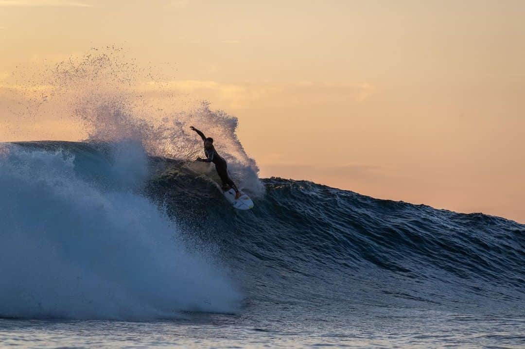 アドリアーノ・デ・ソウザさんのインスタグラム写真 - (アドリアーノ・デ・ソウザInstagram)「Cores ✍🏽🙏🥷 Main Break 📸 @tallteef」4月23日 6時47分 - adrianodesouza