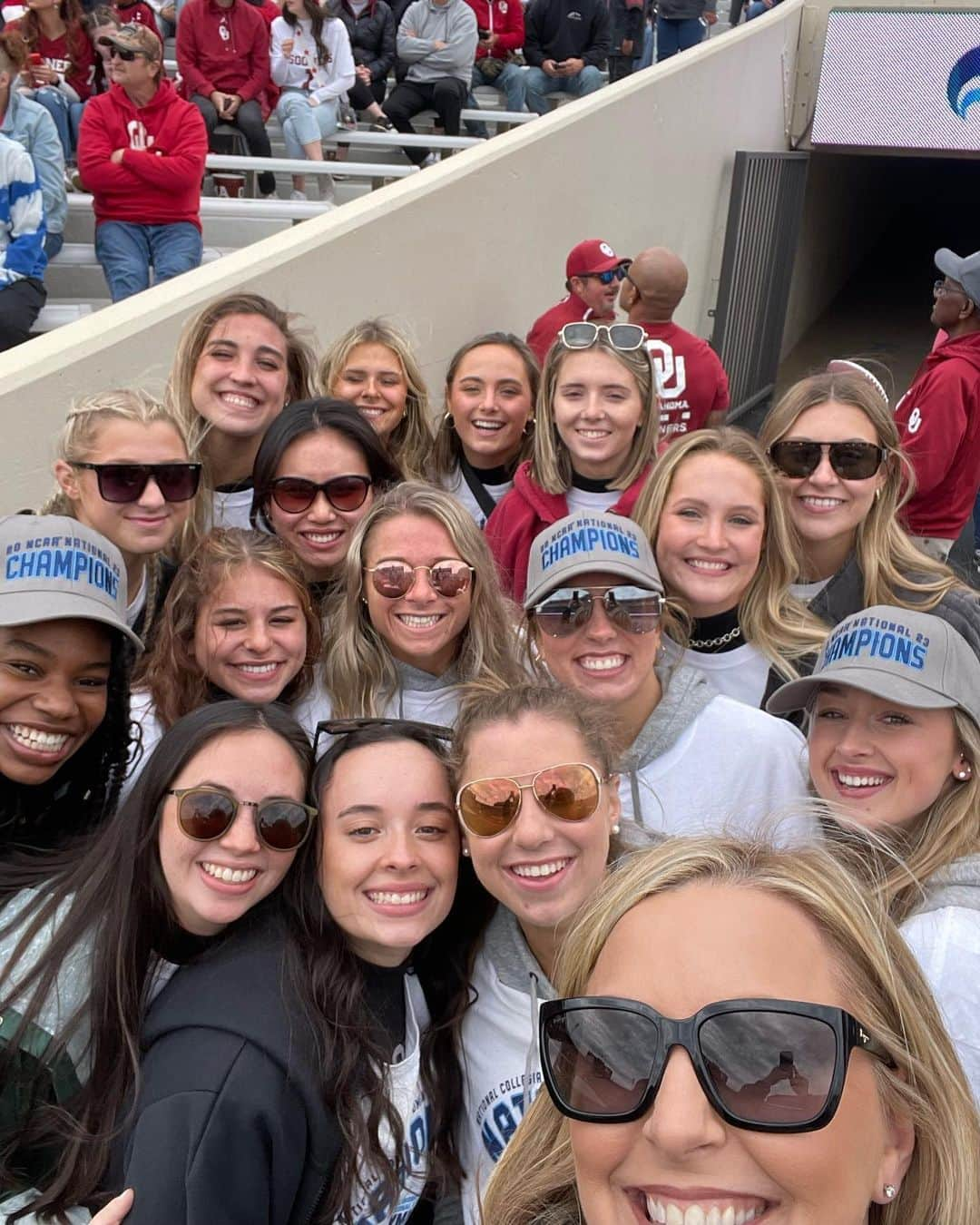 ラガン・スミスさんのインスタグラム写真 - (ラガン・スミスInstagram)「Game time with the most amazing friends and coach in the WORLD🤩⭐️🏆#ncaagymnastics #nattychamps #thereisonlyoneoklahoma☝🏼💯」4月23日 6時59分 - ragansmith