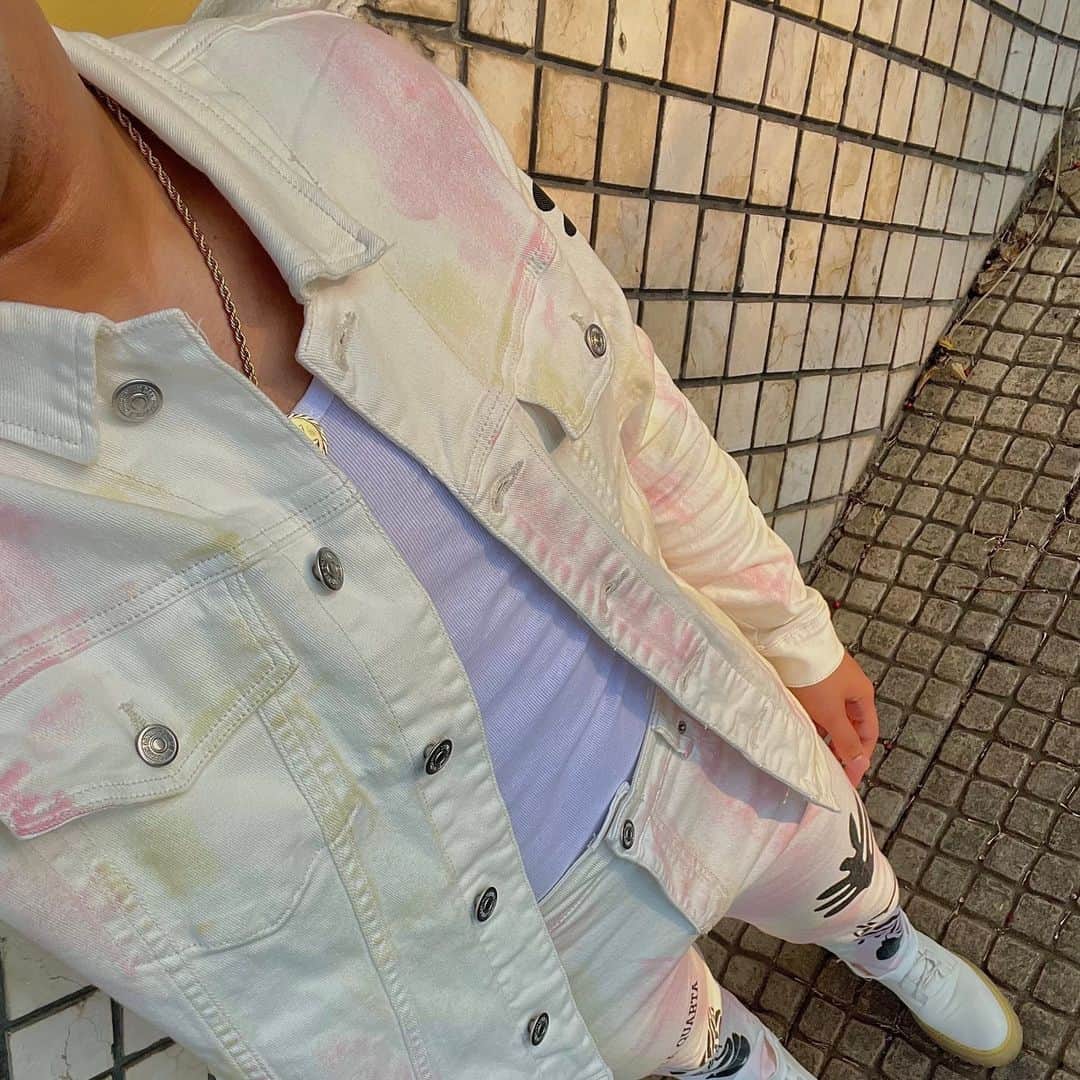 Forever 21 Menさんのインスタグラム写真 - (Forever 21 MenInstagram)「Feeling the #festivafit with the Galleria Quarta Graphic Trucker Jacket + matching pants 🔥⁠ ⁠ Get your last minute fits at Forever 21 #festivaloutfits #mensfestival #festivaloutfitideas #graphictees #denim #mensknitwear」4月23日 7時00分 - forever21men