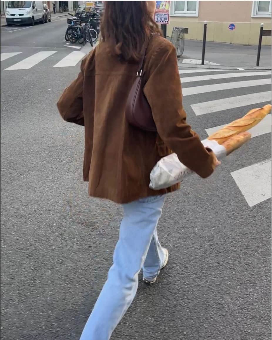 The Horseのインスタグラム：「Sunday mornings in Paris.⁠ Ally wears the Friday bag in seasonal hue, coffee.」